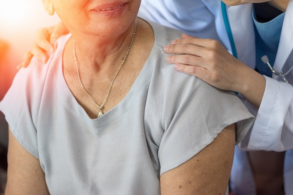 Como a demência afeta a família? Entenda as mudanças na convivência